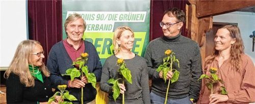 Bei der Aufstellungsversammlung für die Grüne Liste stellten sich auf den ersten fünf Plätzen Margarete Winnichner (von links), Hans Thullner, Kirsten Gnadl, Can Dörtbudak und Shana Bauhofer zur Wahl. Foto Giesen