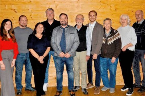 Bei der Aufstellungsversammlung: (von links) Regina Knittlberger, Richard Schuster, Nensi Obermaier, Wolfgang Obermaier, Dr. Florian Haas, Egon Barlag, Andreas Furch, Antonio Brucker, Annemarie Ott und Franz Schwarz. Foto Bauer