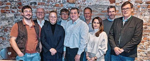 Bei der Aufstellungsversammlung: (von links) Franz Eisgruber junior, Hans Hollerieth, Sandra Inninger, Michael Inninger, Mark Huber, Peter Wimmer, Maria Schwarzenbeck, Manuel Haas und der Mühldorfer Bürgermeisterkandidat Stefan Lasner. Foto wimmer