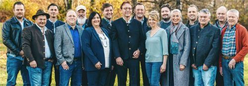 Bei der Aufstellungsversammlung: (von links) Thomas Fenner, Martin Szeredy, George Petrea, Josef Saller, Gerhard Wiederer, Barbara Warcholinski, Michael Höhensteiger, Bürgermeisterkandidat Josef Baumann, Anton Forstmaier, Jenny Dürr, Maximilian Böhm, Anna Neumüller, Thomas Stahuber, Dr. Erwin Gutsmiedl, Johann Baumann und Peter Müller. Foto  Weissbrodt