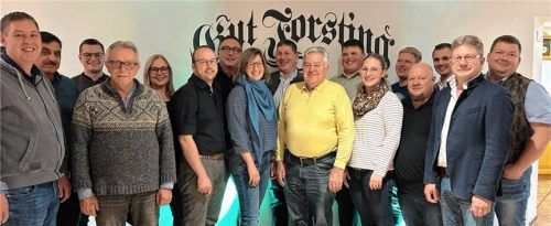 Bei der Aufstellungsversammlung: (von links) Matthias Lindner, Günther Tarantik, Christoph Kutschker, Peter Zellner, Martina Traunsteiner, Franz Baierl jun., Christian Rakowsky, Andrea Maurus, Franz Blinninger, Klaus Wagenstetter, Josef Andres jun., Magdalena Blinninger, Sebastian Oberhauser, Markus Glas, Martin Purainer jun., Josef Niedermeier, Georg Lunghammer. Foto Freie Wähler