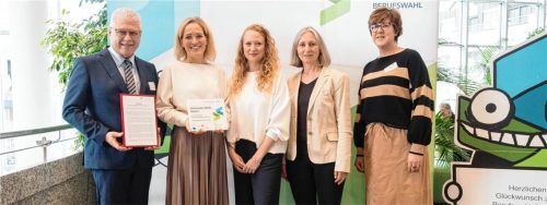 Bei der Auszeichnung mit dem Berufswahl-Siegel: (von links) Realschuldirektor Hermann Huber, BO-Koordinatorin Claudia Weinzierl, Nadine Genau, Berufsberaterin der Agentur für Arbeit, Helga Kammergruber, und Realschulkonrektorin Eveline Abt. Foto Stefan Winterstetter