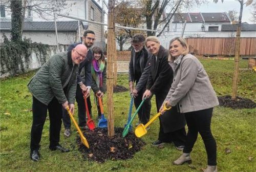 Bei der Baumpflanzung: (von links) Pfarrer Florian Regner, Louis Jungwirth, Sophie Hammerl (Architekturbüro Brenner), Matthias Brandstetter von der Kirchenverwaltung, Manuela Landenhammer und Sabine Tropschug, Verwaltungsleiterin der Kindertagesstätten.Foto  Stettner