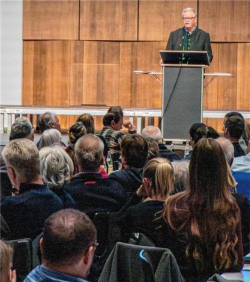 Bei der Bürgerversammlung in Unterwössen hat Bürgermeister Ludwig Entfellner seine Amtszeit von 2014 bis 2025 bilanziert. Foto Flug