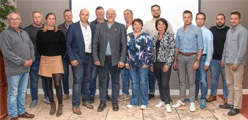 Bei der CSU-Aufstellungsversammlung gewählte Kandidaten: (von links) Dritter Bürgermeister Johann Auer, Philipp Schinko, stellvertretende Ortsvorsitzende Stephanie Bitzer, Johann Zelger, Ortsvorsitzender und Gemeinderat Ambros Seelos, Gemeinderat Johann Zehethofer, Bürgermeister und einstimmig gewählter Bürgermeisterkandidat Josef Eisner, Zweiter Bürgermeister Johann Schaumeier, Ann-Katharina Sanwald, Kommandant der FFW, Ralf Schmidt, Susanne Baumann, Matthias Heiml, Stefan Sinnhuber, Bernhard Lechner und Stephan Brunnhuber. Foto Kretschko