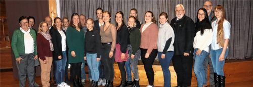 Bei der Ehrung der Dorfhelferinnen anwesend waren Hanni Hell, Vorsitzende der KDBH-Station Rosenheim (links), Geschäftsführer Stefan Kürschner (Zweiter von rechts), Landtagsabgeordneter Sebastian Friesinger (Vierter von rechts) und stellvertretender Landrat Josef Huber (Vierter von links).Foto Strim