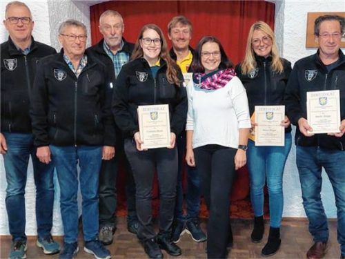 Bei der Ehrung langjähriger Mitglieder: (von links) stellvertretender Vorsitzender Ferdinand Kaltner, Konrad Stenger, Sebastian Grill, Cornelia und Raphael Block, Vorsitzende Josefa Fill sowie Maja und Martin Singer. Foto Reichl