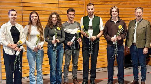 Bei der Ehrung: (von links) Hanna Buschke, Ronja Löw, Verena Sigl, Simon Berghammer, Bastian Singer, Jonas Kloos und Bürgermeister Konrad Linner. Foto auer