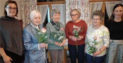 Bei der Ehrung: (von links) Katharina Briele, Edith Leonard, Rosi Seemüller, Heidi Riedl, Resi Grandl und Elisabeth Asböck. Fotos Penzkofer