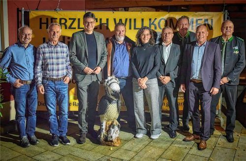 Bei der Ehrung: (von links) Zweiter Vorsitzender Hannes Jackl, Vorsitzender Kurt Stockhammer, Landrat Max Heimerl, DSB-Teamchef Peter Lange, Europameisterin Judith Wenzl, Markus Wenzl, Trainer Ulrich Grätz-Veit, Bürgermeister Rainer Greilmeier und Schützenmeister Peter Söll. Foto re