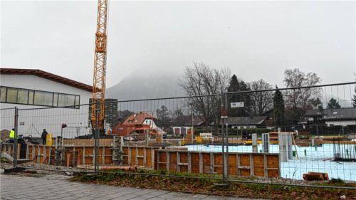 Bei der Grassauer Grundschule wird derzeit die Bodenplatte für das neue Schulhaus gebaut. Dieses fügt sich zwischen Schule und Turnhalle ein. Foto Eder