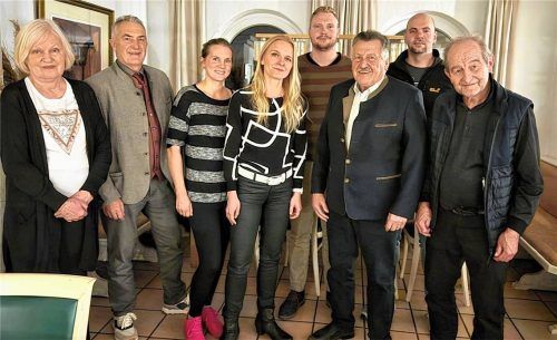 Bei der Jahresversammlung der Freien Wähler Reitmehring-Wasserburg: (von links) Schriftführerin Edeltraud Budenhofer, Sepp Hofer, Kreis- und Bezirksrat sowie Landratskandidat, Beisitzerin Susanne Bubb, Beisitzerin Dr. Ursula Winkler-Budenhofer, Beisitzer Anton Ramm, Sepp Baumann, Vorsitzender sowie Stadt- und Kreisrat, Beisitzer Robert Wohlmut , Dr. Hermann Budenhofer, Zweiter Vorsitzender und Stadtrat. Foto re