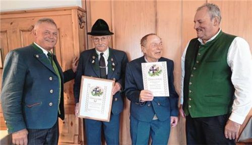 Bei der Jahresversammlung der KSK Übersee wurde der langjährige Vorsitzende Sepp Stecher (Zweiter von links) vom Ersten und Zweiten Vorsitzenden Wolfgang Lindlacher (rechts) und Michael Weißenbacher (links) geehrt. Außerdem erhielt Bruno Kalsperger eine Urkunde für 50-jährige Mitgliedschaft in der KSK. Foto Giesen