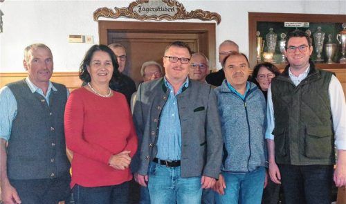Bei der Jahresversammlung: (von links) Kirchenpfleger Gerhard Albersinger, Schriftführerin Elisabeth Hanslmeier, Konrad Irtel, Günther Lindner, Vorsitzender Gerhard Bauer, Kassenprüfer Georg Arnold, Kassier Konrad Angerer, Zweiter Vorsitzender Thomas Obermayer, Cilia Angerer und Verwaltungsleiter Christian Staber.Foto re