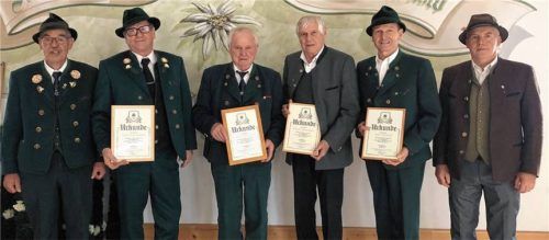 Bei der Mitgliederehrung: (von links) Vorsitzender Hans Pellkofer, Sebastian Schmid, Toni Ablinger, der auch zum Ehrenmitglied ernannt wurde, Hans Moosbauer und Josef Thaurer sowie Zweiter Vorsitzender Hans Hailer. Foto re