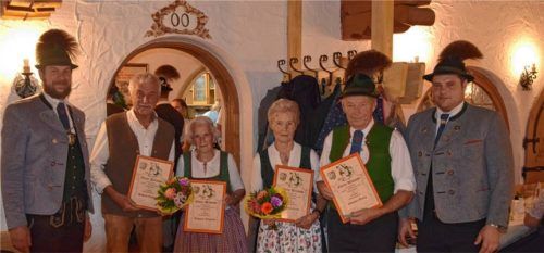 Bei der Mitgliederehrung: (von links) Vorsitzender Markus Ziegaus, Günther Schmid (65 Jahre Mitgliedschaft), Irmgard Regauer und Gretl Fürbeck (beide 70 Jahre Mitgliedschaft), Schorsch Gstatter (65 Jahre Mitgliedschaft) und Zweiter Vorsitzender Andreas Buchauer. Foto buchauer