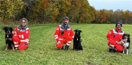 Bei der Rettungshundeprüfung erfolgreich: (von links) Verena Sanftl, Stefan Bachmaier und Erika Hertling. Foto  BRK