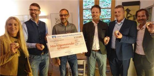 Bei der Scheckübergabe: (von links) Annegret Daxenberger (Grassauer Hauptgeschäftsstelle), Bürgermeister Stefan Kattari, Dritter Bürgermeister Stefan Kellerer sowie Johann Hell, Andreas Sargant und Martin Dießbacher (alle meine Volksbank Raiffeisenbank eG). Foto Adersberger