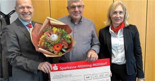 Bei der Scheckübergabe: (von links) Christian Braun, Thomas Breitsameter und Lydia Aigner. Foto sparkasse