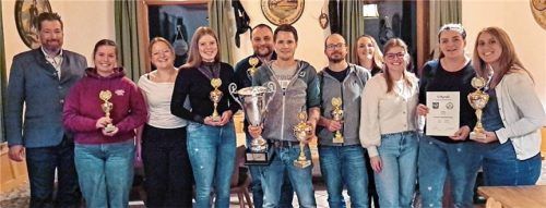 Bei der Siegerehrung: (von links) Bürgermeister Dr. Matthias Bernhardt, Sophie Genz (Plattler Niederaudorf), Milena Daph, Vroni Bots (beide Plattler Oberaudorf), Toni Schönfelder (Feuerwehr Mühlbach), Wolfgang Sporer (Stammtisch Großer Berg), Thomas Fickert (Bergwacht), Schützenmeisterin Marlene Schwarzbeck sowie Karoline Grill, Pia Aufinger und Kathrin Leistner von der Damenmannschaft der Feuerwehr Oberaudorf.Foto re