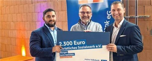 Bei der Spendenübergabe: Roland Seidl (rechts) und Markus Stein (links) von der meine Volksbank Raiffeisenbank eG mit Olaf Kalsperger, Bürgermeister und Vorsitzender des Christlichen Sozialwerks Raubling.