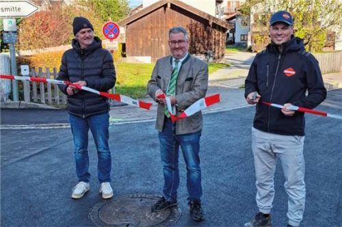 Bei der symbolischen Einweihung des fertiggestellten Bauabschnitts: (von links) Bauleiter Michael Schreder, Flintsbachs Bürgermeister Stefan Lederwascher und der verantwortliche Planer Christian Kurz. Foto Steffenhagen