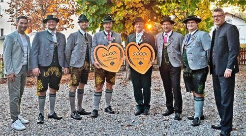 Bei der symbolischen Übergabe der Spendensumme: (von links) Markus Eichenseer(geschäftsführender Vorstand des VR Gewinnsparvereins Bayern), Rupert Mehringer (Gaujugendvertreter), Hans Gschwendtner (Gaukassier), Pankraz Perfler (Gauvorsitzender Inngau-Trachtenverband), Alfred Gehmacher (stellvertretender Gauvorsitzender des Gauverbands I), Peter Feldschmiedt (Gaukassier), Martin Luger (Gaujugendvertreter) und Bernhard Failer (Vorstandsmitglied der Raiffeisen-Volksbank Ebersberg).Foto VR-Bank Ebersberg
