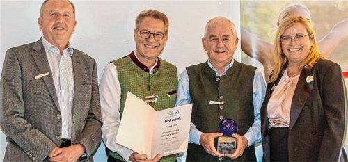 Bei der Verleihung: (von links) BLSV-Kreisvorsitzender Franz Parzinger, BLSV-Bezirksvorsitzender Steffen Enzmann, Preisträger Bernd Gietl und Ehrenamtsbeauftragte Gabi Schmidt. Foto BLSV