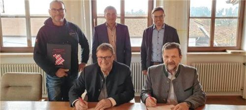 Bei der Vertragsunterzeichnung: die Bürgermeister Matthias Huber aus Erharting und Werner Biedermann aus Niederbergkirchen. Foto re