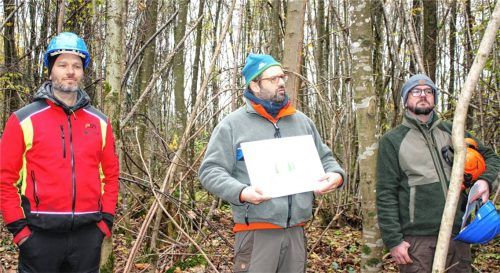 Bei der WBV-Herbstversammlung im Wald bei Übersee erläuterte AELF-Förster Anton Ernst (Mitte) die Auswahl von „Zukunftsbäumen“ und „Bedrängern“ bei der Pflege von jungen Wäldern. WBV-Geschäftsführer Remigius Hammerl (links) bot den Mitgliedern bei diesen Arbeiten Hilfe und Unterstützung an. Anton Ernst betreut als AELF-Förster das Revier „Chiemgauer Alpen“, das die Traunsteiner Landkreisgemeinden südlich der Autobahn umfasst.Foto wbv