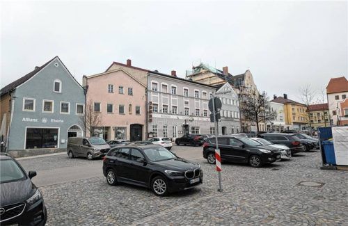 Bei einem Wohn- und Geschäftshaus am Stadtplatz werden gerade Veränderungen vorgenommen. Der Bauausschuss begrüßt die Sanierung. Foto dalhof