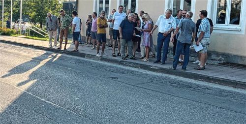 Bei einer Ortsbegehung im August machte sich der Großkarolinenfelder Gemeinderat ein Bild vom Straßenzustand. Jetzt ist die Entscheidung für die Sanierung gefallen. Foto Heinz
