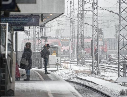 Bei winterlicher Kälte ist es doppelt ärgerlich, wenn man sich auf die Zugverbindungen der Bahn nicht verlassen kann. Foto dpa