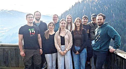 Beim Hüttenaufenthalt in Dienten: (von links) BRK-Bereitschaftsleiter Jonathan Auer, Samuel Auer, Romy Lamprecht, Karin Winkler, Hannah Kuck, Anna Lamprecht, Hannah Dettenbeck, Jakob Fritz, Raphael Seidinger und Pascal Auer.Foto Unterforsthuber