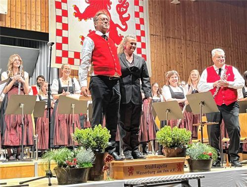 Beim Schlussapplaus: Michael Morgott, neuer Dirigent der Jugendkapelle, und Barbara Bschorr, Dirigentin des Erwachsenenorchesters. Fotos Janeczka