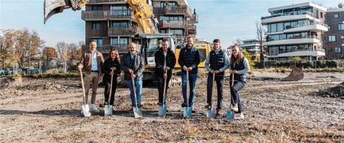 Beim symbolischen Spatenstich für den letzten Bauabschnitt am Spinnereipark Kolbermoor: (von links) Peter Brandner (MvB), Alisa Kellner (ARK Baumanagement), Bürgermeister Peter Kloo, Stephan Leissle (Behnisch Architekten), Max von Bredow (MvB), Michael Sandbichler (MvB) und Maria Sommer (MvB).Foto lanzinger