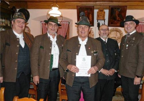 Beim Treffen in Hemhof: (von links) die Gauschützenmeister Uwe Kueres, Bernhard Brehmer, Franz Thalhammer und Hannes Enders sowie Dritter Gauschützenmeister Florian Wunderle.Foto Hering