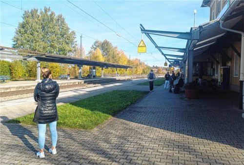 Beim Überseer Bahnhof fehlt derzeit weitgehend die Bedachung des Wartebereichs. Diese soll auch im Zuge der Modernisierung des Bahnhofs komplett entfallen. Foto giesen