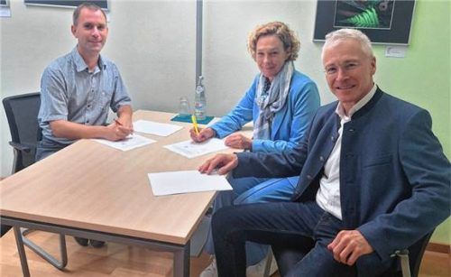 Beim Vertragsabschluss: (von links) Bürgermeister Georg Reinthaler sowie Silke Mall und Armin Irlbeck vom Bayernwerk. Foto re