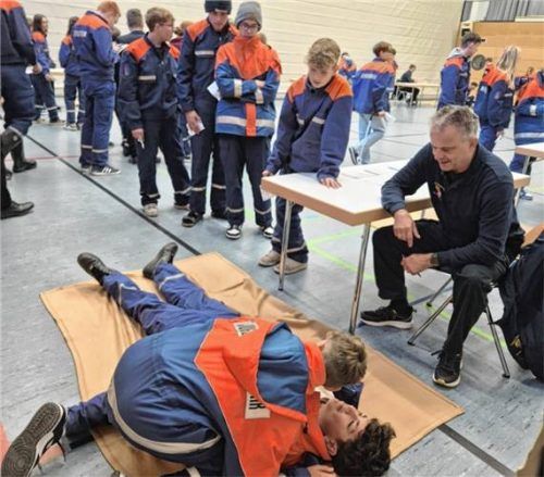 Beim Wissenstest der Jugendfeuerwehren war auch die stabile Seitenlage gefordert. Foto  stettner