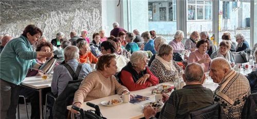 Beliebte Anlaufstelle: die Kaffeetafel des VdK-Ortsverbands Bruckmühl.Foto Claus Grimm