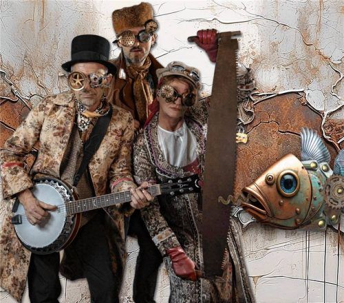 Ben Leinenbach, Markus Schalk und Anna Schöll (von links) im charakteristischen „Steam Skunk“-Look. Anna kümmert sich um die Kostüme der Band und entwirft „Artwork“, wie den kreativen Fisch. Foto Rita Fichtl-Spionjak