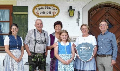 Bereits im Jahr 1308 wurde der „Wallnerbauer“ urkundlich erwähnt. Nun führen Georg und Mia Kamml den Hof in fünfter Generation und die neue Hofbeschilderung wurde überreicht. Auf dem Foto freuen sich (von links) die Vorsitzende des Verkehrs- und Heimatvereins Inzell, Cornelia Stöger, Georg und Helga Kamml, Enkelin Steffi, Hofbesitzerin Mia Kamml und Inzells Heimatpfleger Markus Preinfalk.Foto wegscheider