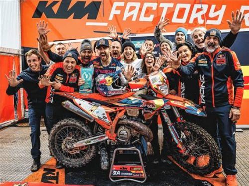 Bereits im vorletzten Rennen der Saison feierte Manuel Lettenbichler seinen fünften WM-Titel.Foto KTM