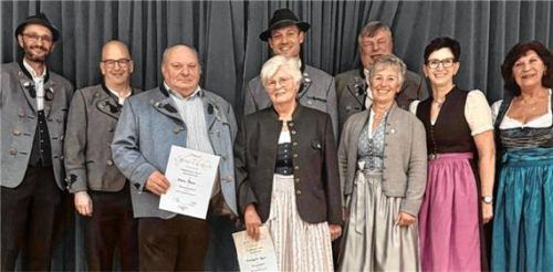 Besondere Ehrung: (vorne, von links) Josef Lehner (Zweiter Vorsitzender), Thomas Schuster, Hans Baur, Elisabeth Baur, Marianne Scholz, Ulrike Schuster, Angela Rudholzer sowie (hinten, von links) Matthias Feichtner (Vorsitzender) und Thomas Friedrich.Foto  re