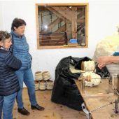 <p>Betty Franck, mit über 20 Jahren Berufserfahrung als Spinnerin, zeigt Besuchern, wie Spindeln mit dicker Schafwolle für Teppiche gesponnen werden.</p>
