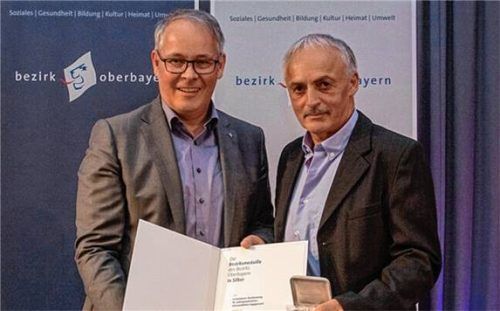 Bezirkstagspräsident Thomas Schwarzenberger (von links) überreichte die Auszeichnungen an Richard Schalch, Leonhard Eisner und Wolfgang Schmid. Fotos Bechmann/Bezirk Oberbayern