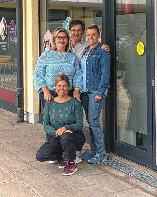 Bilden in der Hebammenpraxis Bad Aibling ein starkes Team: Manu Büchler, Ines Ferstera, Joana Hober und Eva-Maria Lobis (vorne). Foto re