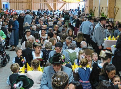 Bis auf den letzten Platz gefüllt war die Roßnagl-Halle bei der Feier. Fotos baumann