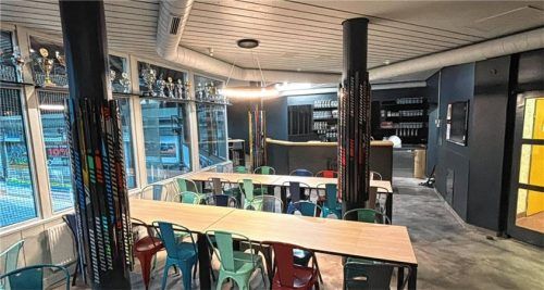 Blick ins neue Vereinslokal der Aibdogs in der Aiblinger Eishalle, das durch großes ehrenamtliches Engagement eingerichtet wurde. Foto EHC Bad Aibling